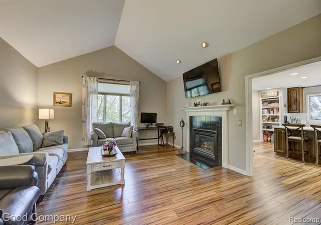 2nd image of 575 Lakes Edge Dr, Oxford, MI 48371 | MLS# 61015039