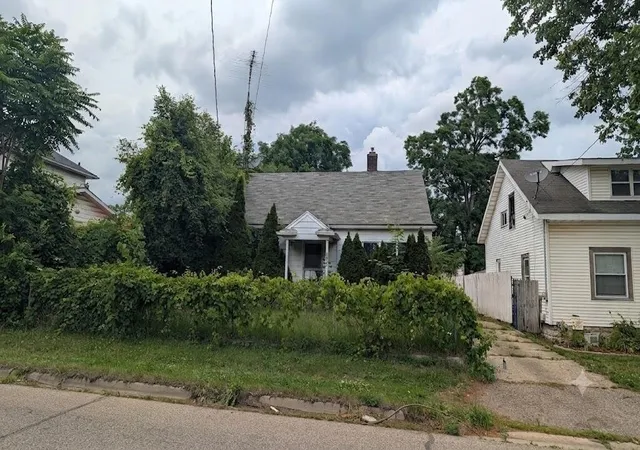 Homes for sale in Jackson, MI | 2506 Page Ave, Jackson, MI 49203 | MLS# 70544041