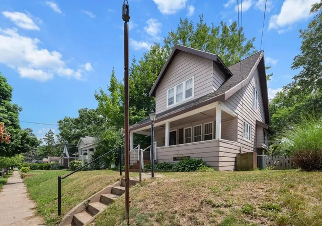 Photo 2 of Sale Pending at 1008 Hazen St, Grand Rapids, MI 49507 | MLS# 70542789 | Listing updated on 2026-09-10