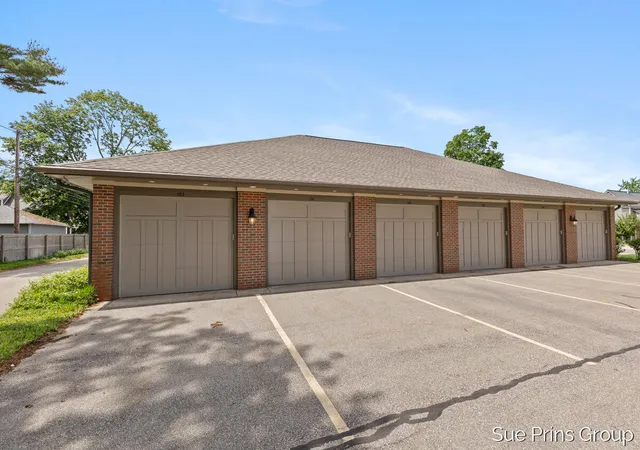 Listing Photo 2 - Condo for sale in building located at 156 W 11th St, Holland, MI 49423 - Unit #106