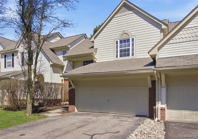 Listing Photo 4 - Condo for sale in building located at 38154 Saratoga Cir, Farmington Hills, MI 48331