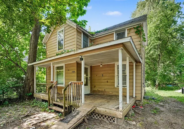 2nd image of 2109 Briar Pl, Kalamazoo, MI 49048 | MLS# 70544252