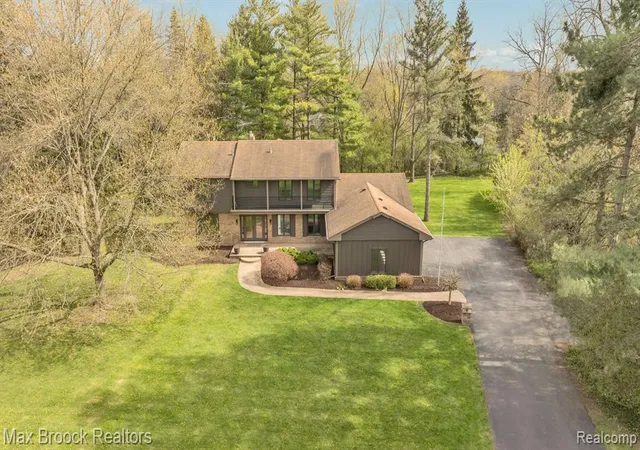 Photo 2 of Single family home for sale at 5240 Clarendon Crest St, Bloomfield Hills, MI 48302 2611 | MLS# 61025642 | Listing updated on 2026-08-29