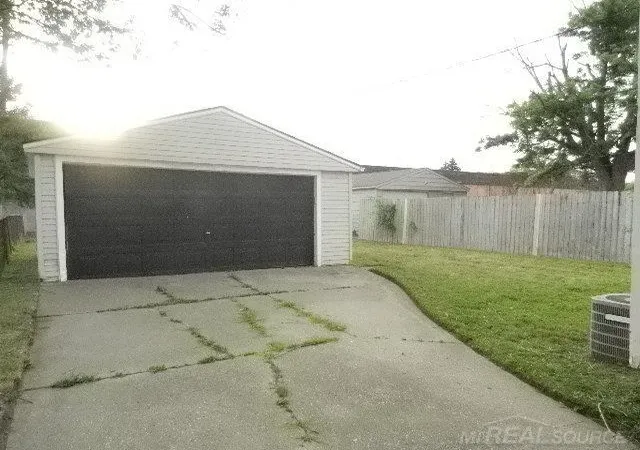 Photo 4 of Sale Pending at 22485 Hillock Ave, Warren, MI 48089 | MLS# 50219843 | Listing updated on 2026-09-04