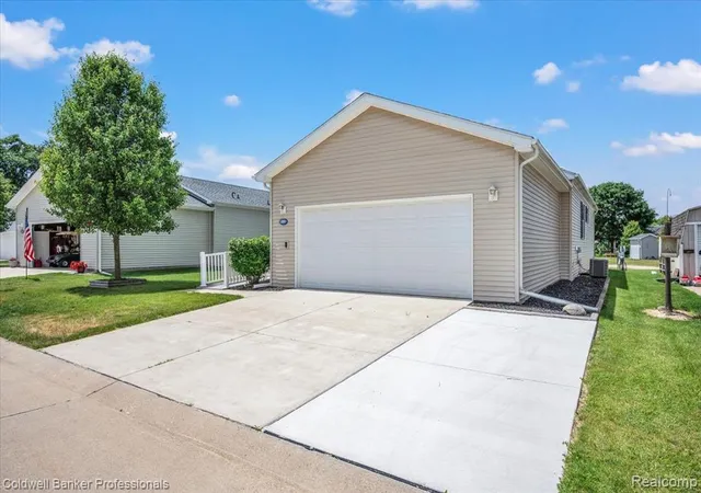 Homes for sale in Lapeer, MI | 289 Pompano Ct, Lapeer, MI 48446 | MLS# 61001508