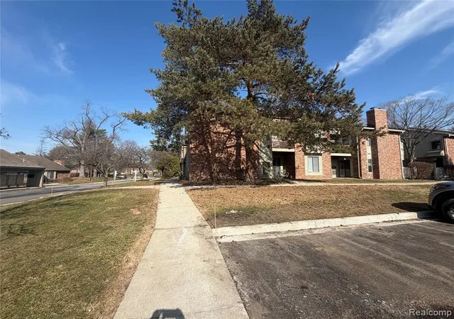 Listing Photo 2 - Condo for sale in building located at 22140 Indian Creek Dr, Farmington Hills, MI 48335 - Unit #