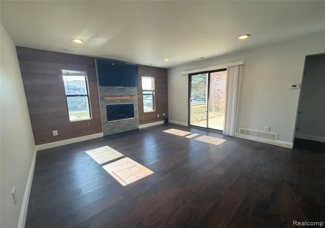 Photo 4 of Condo for sale at 22140 Indian Crk Dr, Farmington Hills, MI 48335 | MLS# 60970153 | Listing updated on 2026-08-30