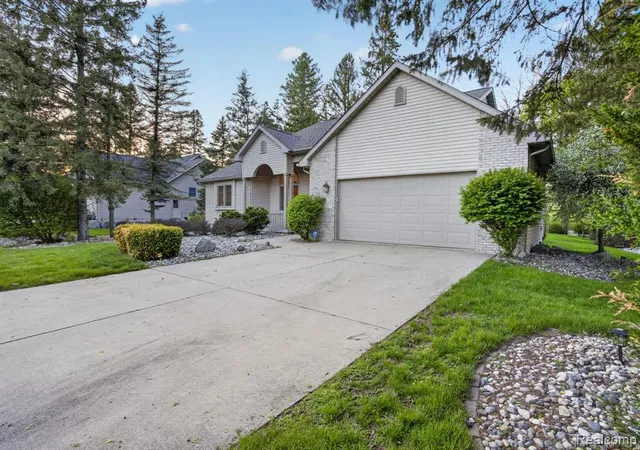 3rd image of 9508 Pine Needle Trl, Flushing, MI 48433 | MLS# 60997178