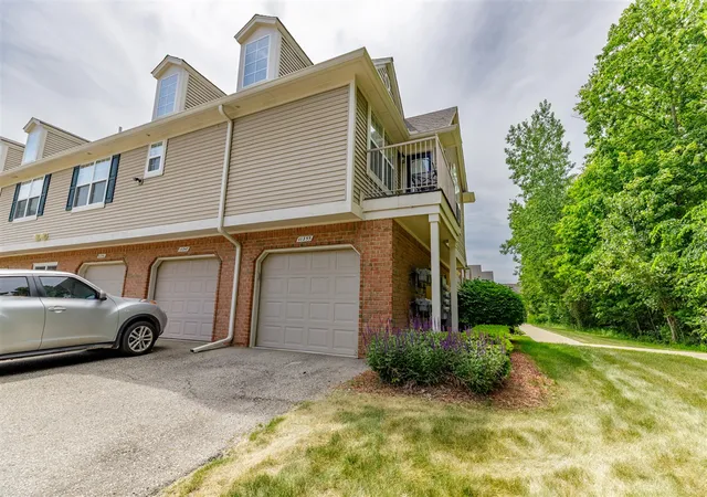 Listing Photo 2 - Condo for sale in building located at 11355 N Woods Dr, Shelby Township, MI 48317 - Unit #