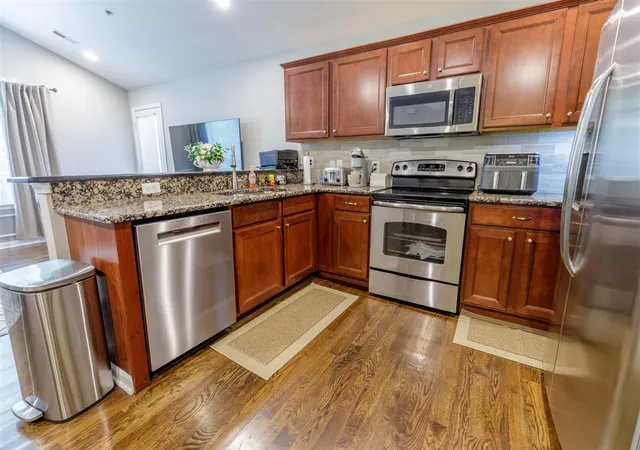 Listing Photo 3 - Condo for sale in building located at 11355 N Woods Dr, Shelby Township, MI 48317