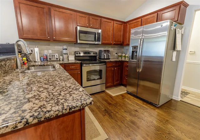 Listing Photo 4 - Condo for sale in building located at 11355 N Woods Dr, Shelby Township, MI 48317