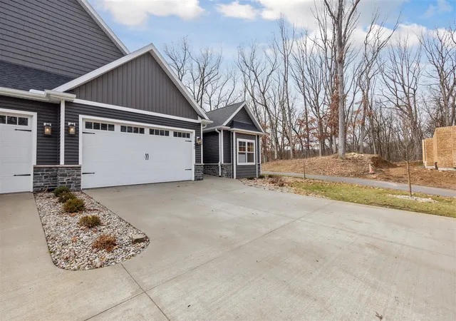 Homes for sale in Hillsdale, MI | 1140 Lochaven Cir #10B, Hillsdale, MI 49242 | MLS# 70283614