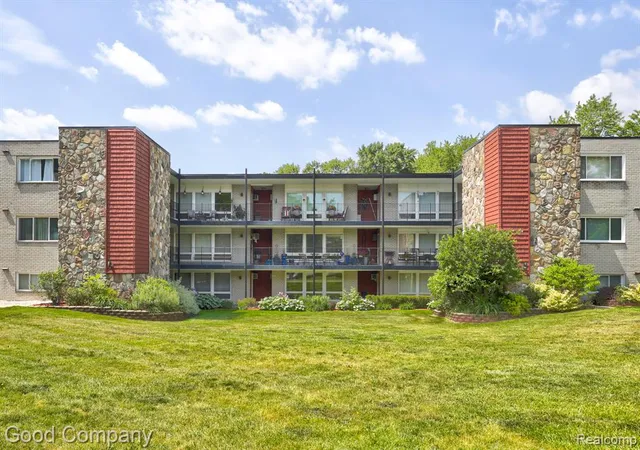 Homes for sale in Royal Oak, MI | 4345 Crooks Rd #4, Royal Oak, MI 48073 | MLS# 61001865