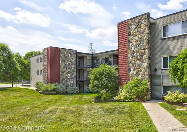 Homes for sale in Royal Oak, MI | 4345 Crooks Road, Royal Oak, MI 48073 | Houzeo