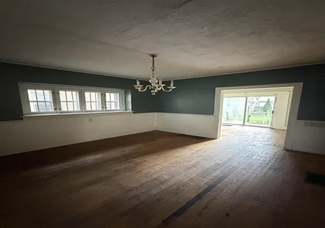 Photo 4 of Single family home for sale at 425 Rosewood Ave, Grand Rapids, MI 49506 | MLS# 70532742 | Listing updated on 2026-09-22