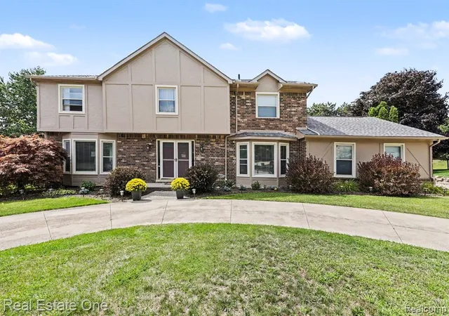 1st image of 1904 Chelsea Ct, Rochester Hills, MI 48306 | MLS# 61018404
