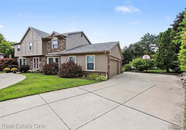2nd image of 1904 Chelsea Ct, Rochester Hills, MI 48306 | MLS# 61018404