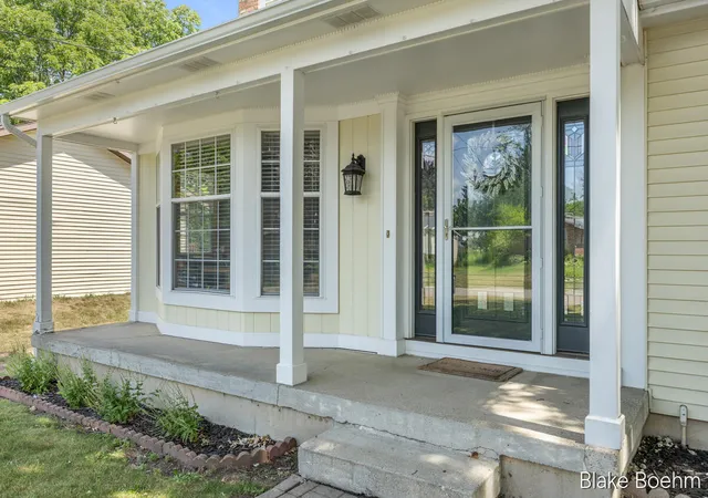 Photo 2 of Sale Pending at 118 Lauderdale Ave, Grand Rapids, MI 49546 | MLS# 70546186 | Listing updated on 2026-09-10
