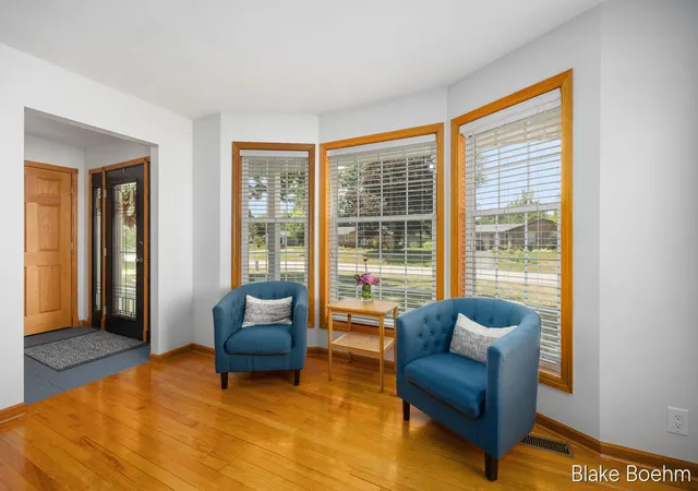 Photo 3 of Sale Pending at 118 Lauderdale Ave, Grand Rapids, MI 49546 | MLS# 70546186 | Listing updated on 2026-09-10