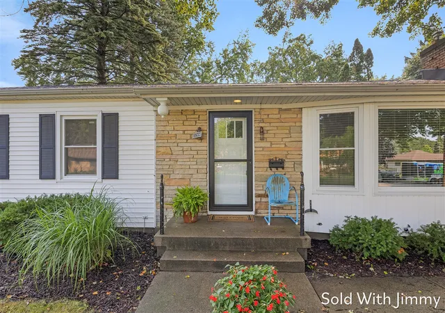 Photo 4 of Sale Pending at 1744 Woodward Ave, Grand Rapids, MI 49506 | MLS# 70551758 | Listing updated on 2026-10-21