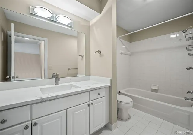 Listing Photo 5 - Condo for sale in building located at 444 Chester St, Birmingham, MI 48009 - Unit #425