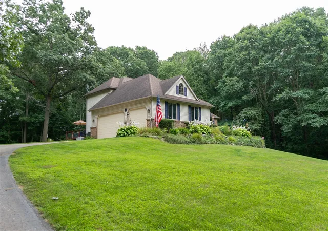 Photo 2 of Single family home for sale at 2589 Fisk Rd, Howell, MI 48843 | MLS# 70554584 | Listing updated on 2026-09-03
