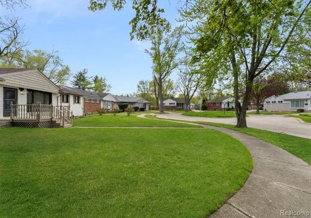 32nd image of 19420 Woodmont St, Harper Woods, MI 48225 | MLS# 61010946
