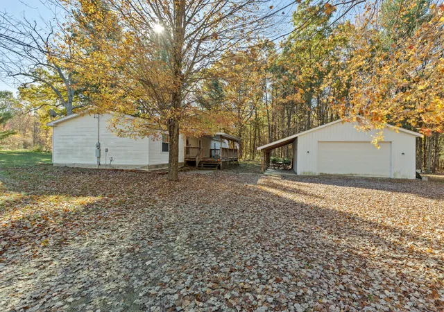 3rd image of 6585 Crystal Lake Rd, Holton, MI 49425 | MLS# 70502645