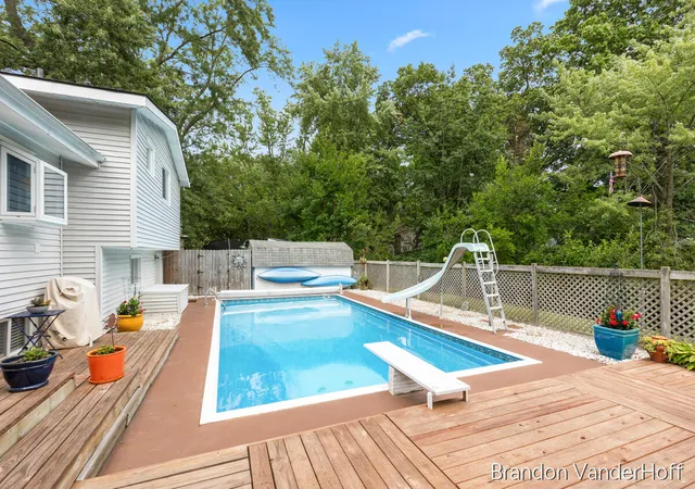 2nd image of 980 Bellewood Dr, Grand Rapids, MI 49508 | MLS# 70553541