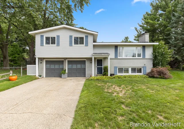 Photo 3 of Single family home for sale at 980 Bellewood Dr, Grand Rapids, MI 49508 | MLS# 70553541 | Listing updated on 2026-08-25