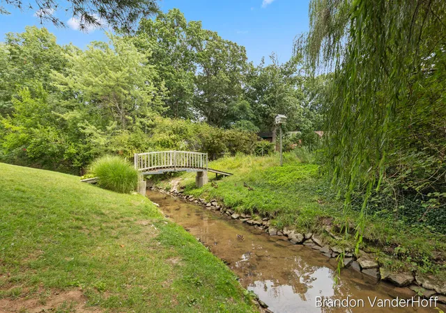 Photo 3 of Single family home for sale at 980 Bellewood Dr, Grand Rapids, MI 49508 | MLS# 70553541 | Listing updated on 2026-08-25