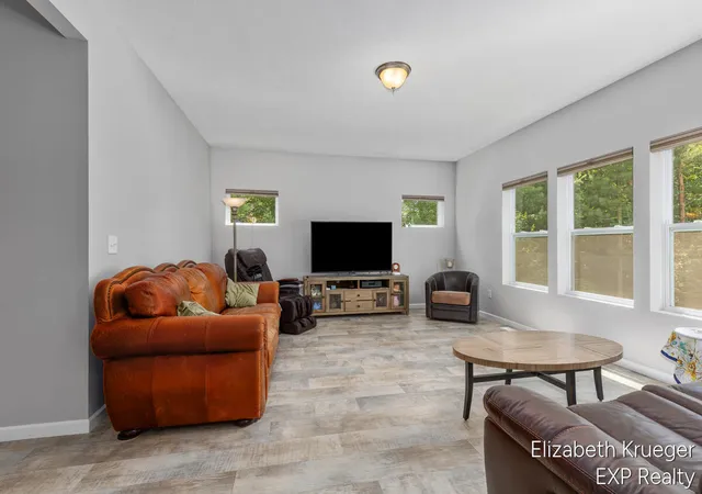 4th image of 5951 S Sheridan Dr, Muskegon, MI 49444 | MLS# 70545147