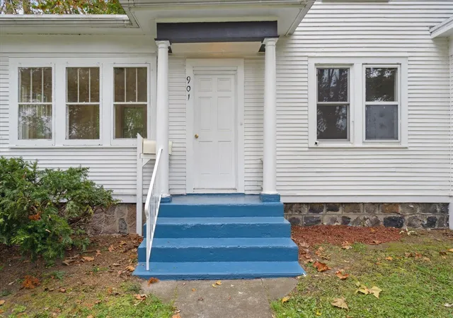Photo 3 of Single family home for sale at 901 W Franklin St, Jackson, MI 49203 | MLS# 70554866 | Listing updated on 2026-08-28