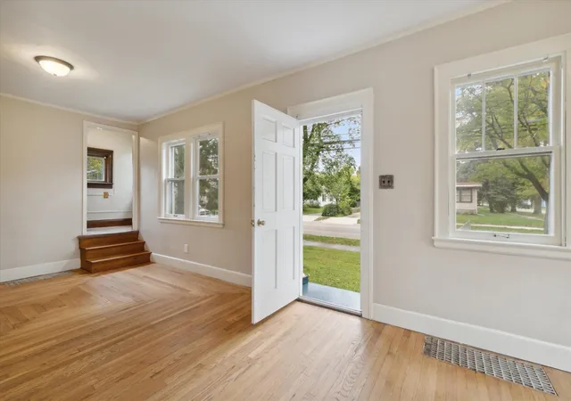 Photo 3 of Single family home for sale at 901 W Franklin St, Jackson, MI 49203 | MLS# 70554866 | Listing updated on 2026-08-28