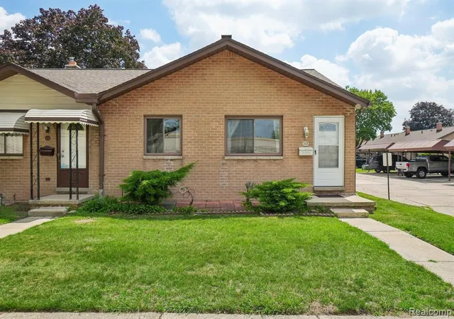 Photo 3 of Condo for sale at 8401 18 Mile Rd #112, Sterling Heights, MI 48313 | MLS# 61007409 | Listing updated on 2026-08-12