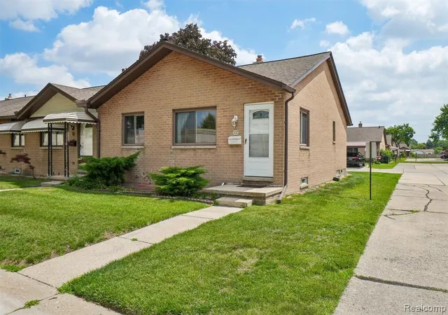 Photo 3 of Condo for sale at 8401 18 Mile Rd #112, Sterling Heights, MI 48313 3051 | MLS# 61007409 | Listing updated on 2026-09-26