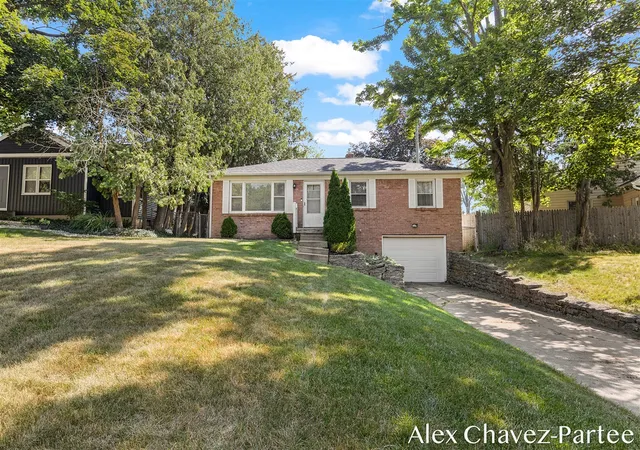 Photo 2 of Sale Pending at 2207 Tremont Blvd, Grand Rapids, MI 49504 | MLS# 70546557 | Listing updated on 2026-08-26