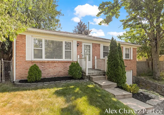 Photo 4 of Sale Pending at 2207 Tremont Blvd, Grand Rapids, MI 49504 | MLS# 70546557 | Listing updated on 2026-08-26