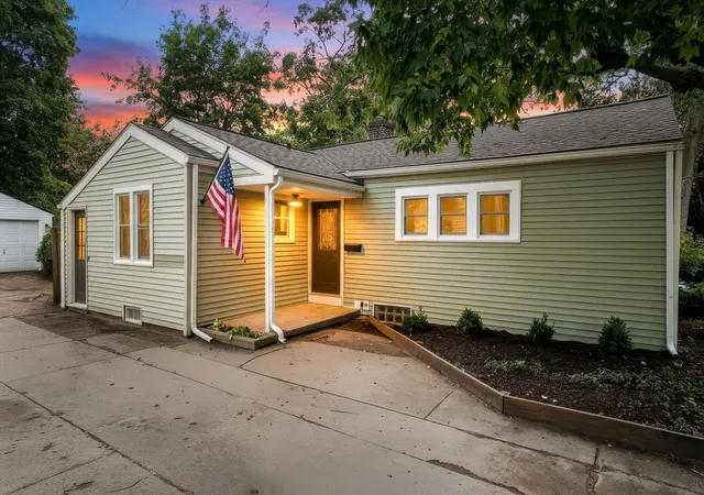 Photo 2 of Sale Pending at 1034 Griswold St, Grand Rapids, MI 49507 | MLS# 70555518 | Listing updated on 2026-08-31