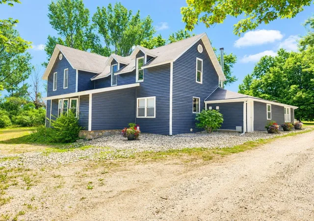 Photo 1 of Single family home for sale at 10651 N Vandecar Rd, Farwell, MI 48622 | MLS# 50216192 | Listing updated on 2026-09-22