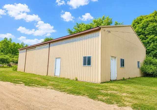 Photo 4 of Single family home for sale at 10651 N Vandecar Rd, Farwell, MI 48622 | MLS# 50216192 | Listing updated on 2026-09-22