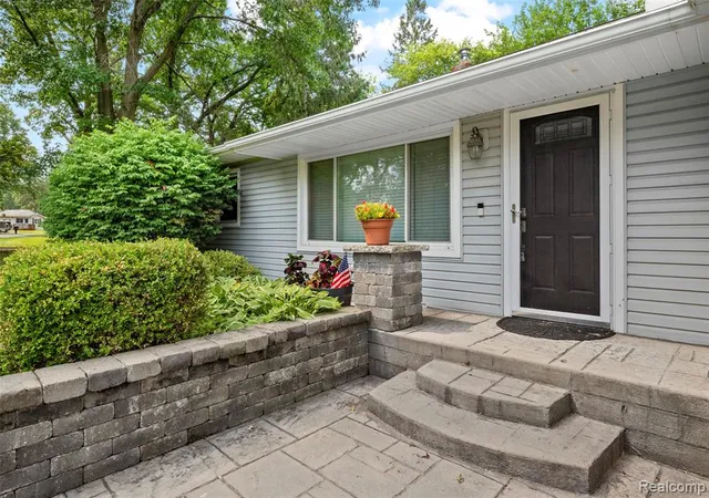 Photo 4 of Single family home for sale at 129 E Beechdale St, Commerce Township, MI 48382 | MLS# 61020962 | Listing updated on 2026-09-03