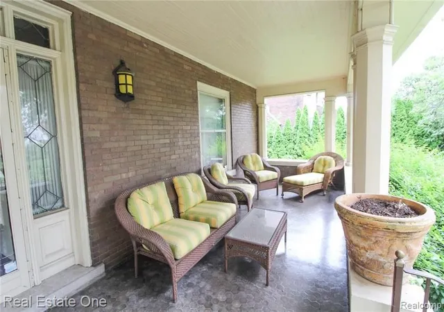 Photo 3 of Sale Pending at 90 Edison St, Detroit, MI 48202 1534 | MLS# 61012332 | Listing updated on 2026-10-08