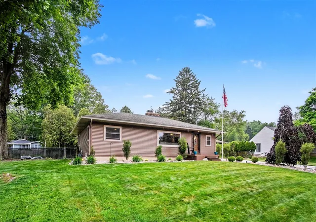 Photo 3 of Sale Pending at 739 Old Gate Rd, Grand Rapids, MI 49504 | MLS# 70541618 | Listing updated on 2026-07-04