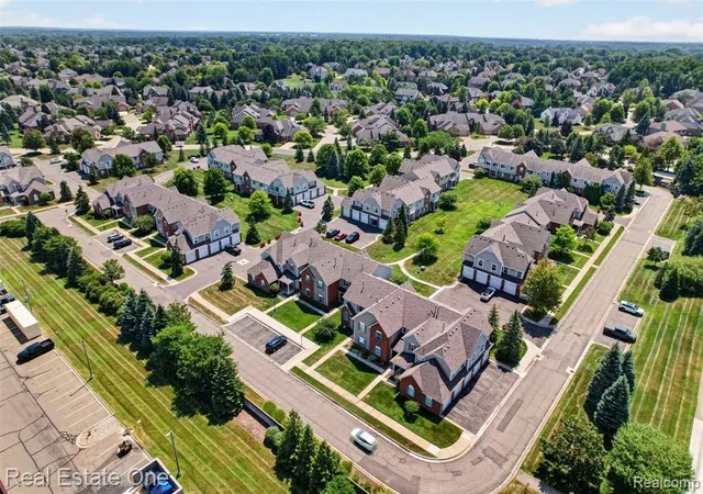 Listing Photo 2 - Condo for sale in building located at 1996 Monarch Dr, Shelby Township, MI 48316 - Unit #