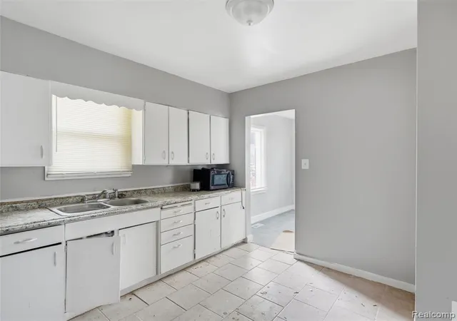 Photo 4 of Single family home for sale at 9586 Mansfield St, Detroit, MI 48227 1602 | MLS# 61009280 | Listing updated on 2026-10-09