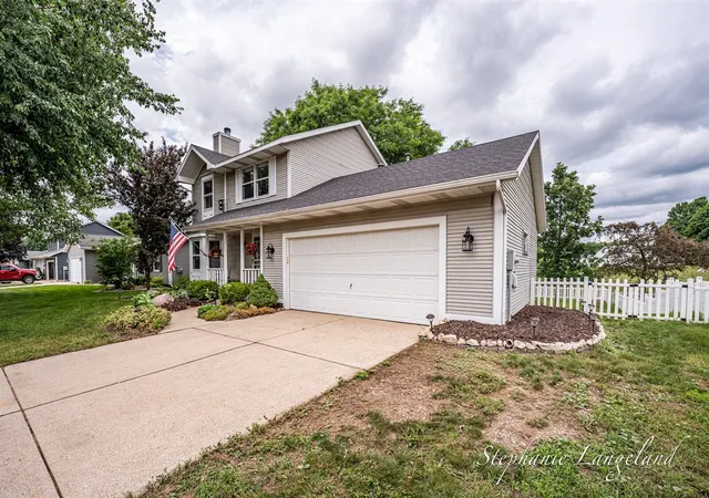 3rd image of 1511 Springbrook Dr, Jenison, MI 49428 | MLS# 70542083