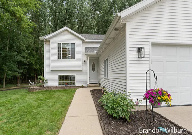 Photo 2 of Sale Pending at 938 Kusterer Dr, Grand Rapids, MI 49534 | MLS# 70551299 | Listing updated on 2026-08-20