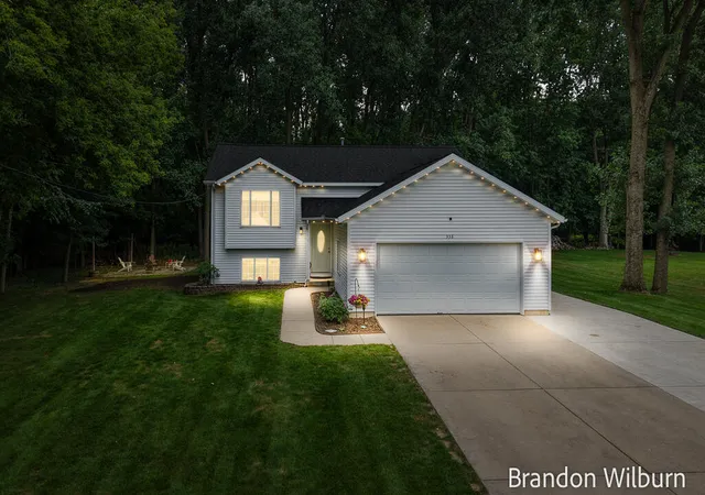 Photo 3 of Sale Pending at 938 Kusterer Dr, Grand Rapids, MI 49534 | MLS# 70551299 | Listing updated on 2026-08-20