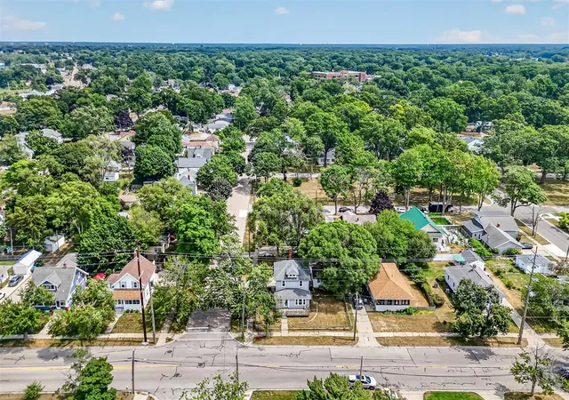 Photo 3 of Single family home for sale at 2258 Lincoln St, Muskegon, MI 49441 | MLS# 70549049 | Listing updated on 2026-09-29
